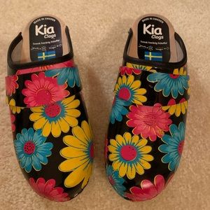 Kia clogs